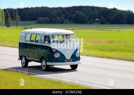 Klassischer, seeblauer Volkswagen Typ 2 Hippie-Bus oder Wohnmobil mit Geschwindigkeit auf der Autobahn 52 an einem sonnigen Sommertag. Salo, Finnland. Juni 28, 2019. Stockfoto