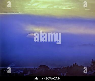 Glasgow, Schottland, UK, 29. September, 2020: UK Wetter: Kalter Start sah eiskalte Temperaturen über Nacht, als Nebel die Stadt dezimierte und die Morgensonne Silhouetten über Nacht verließ Kredit: Gerard Ferry/Alamy Live News Stockfoto