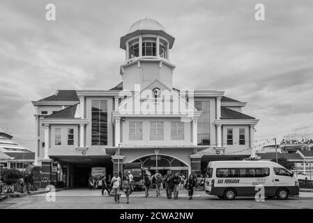 George Town, Malaysia - 1. Dezember 2019: Der Swettenham Pier in George Town, Penang, Malaysia. Schwarz und Weiß. Gegründet im Jahr 1904, ist es die busies Stockfoto