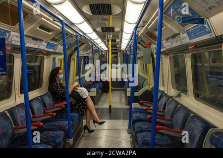 London, Großbritannien, 7. August 2020: Eine nahe leere U-Bahn während der Hauptverkehrszeit auf der Londoner U-Bahn während des COVID-19-Ausbruchs Stockfoto