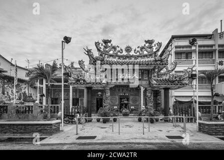 George Town, Penang, Malaysia - 1. Dezember 2019: Der Hainan Thean Hou Tempel in George Town - UNESCO-Weltkulturerbe. Schwarz-weiß Retro-Style Stockfoto