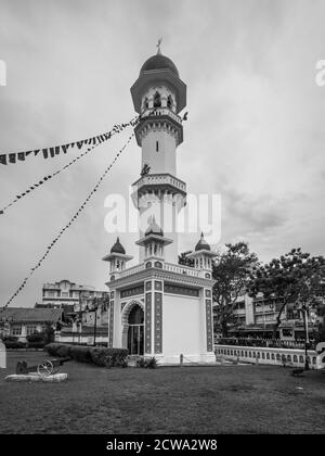 George Town, Penang, Malaysia - 1. Dezember 2019: Das Minarett der Kapitan Keling Moschee. Es wurde im 19. Jahrhundert von indischen muslimischen Händlern erbaut Stockfoto