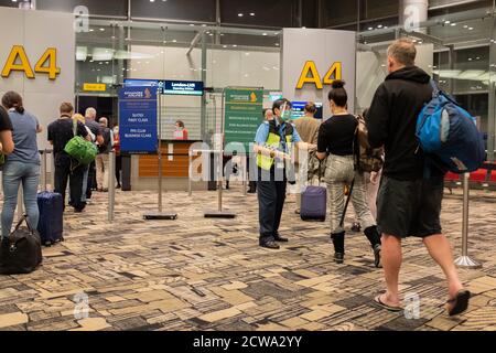 Changi Airport, Singapur, 7. August, 2020 wiating for Passport Check before re-Boarding plane Stockfoto