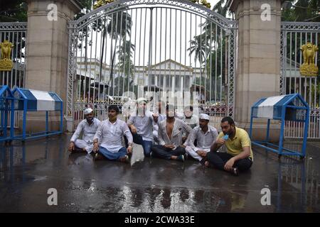 Kalkutta, Indien. September 2020. (9/28/2020) die West Bengal Pradesh Kongressaktivisten protestieren gegen die jüngsten "Farm Acts 2020" vor dem Raj Bhavan, die von der BJP führenden Zentralregierung in ganz Indien verhängt wurden. (Foto von Biswarup Ganguly/Pacific Press/Sipa USA) Quelle: SIPA USA/Alamy Live News Stockfoto