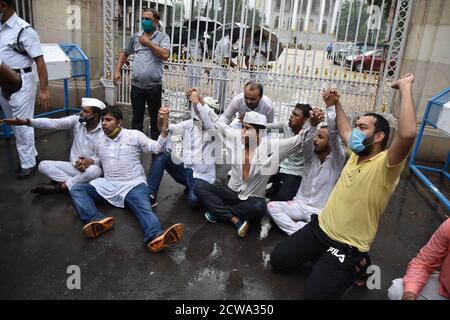 Kalkutta, Indien. September 2020. (9/28/2020) die West Bengal Pradesh Kongressaktivisten protestieren gegen die jüngsten "Farm Acts 2020" vor dem Raj Bhavan, die von der BJP führenden Zentralregierung in ganz Indien verhängt wurden. (Foto von Biswarup Ganguly/Pacific Press/Sipa USA) Quelle: SIPA USA/Alamy Live News Stockfoto