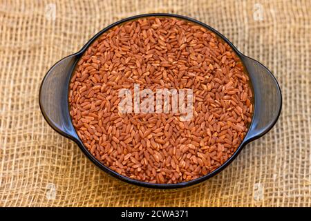 Usbekischer Reis devzira zum Kochen Pilaf in einer runden Tasse auf dem Tisch. Stockfoto