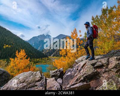 Mann im Freien in den Bergen. Herbst auf dem Issyk Bergsee Stockfoto