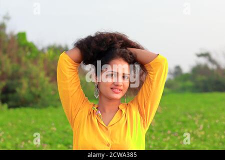 Nahaufnahme Porträt der indischen jungen Frau Modell Gesicht Stockfoto