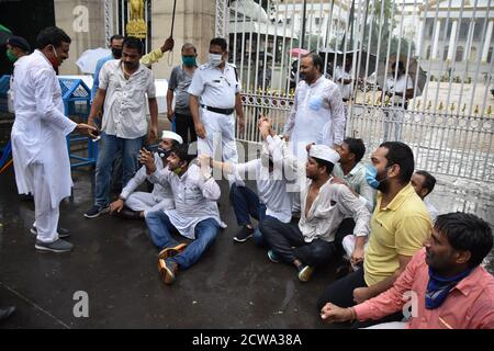 Kalkutta, Indien. September 2020. (9/28/2020) die West Bengal Pradesh Kongressaktivisten protestieren gegen die jüngsten "Farm Acts 2020" vor dem Raj Bhavan, die von der BJP führenden Zentralregierung in ganz Indien verhängt wurden. (Foto von Biswarup Ganguly/Pacific Press/Sipa USA) Quelle: SIPA USA/Alamy Live News Stockfoto