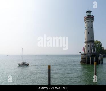 Lindau, Bayern / Deutschland - 20. September 2020: Segelboot verlässt den Hafen auf der Insel Lindau am Bodensee Stockfoto