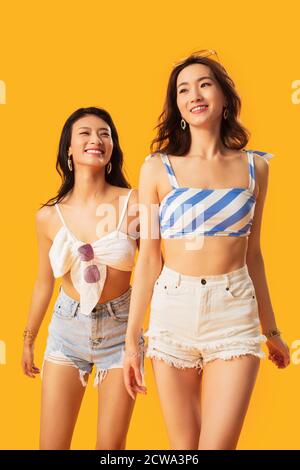 Frohes Sommer Freundinnen Stockfoto