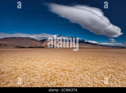 Riesige Cumuluswolke über dem trockenen Alvord Lake und Steens Mountain, Alvord Desert, Teil der Great Basin Desert, Oregon, USA Stockfoto