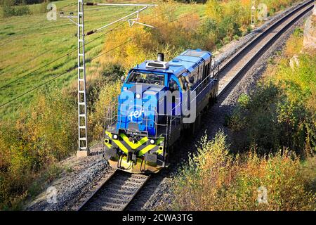 Fenniarail Klasse Dr18 No. 105, CZ Loco baute die Diesel-elektrische Lokomotive von Fenniarail Oy nach der Abfahrt in Salo, Finnland. September 27, 2020. Stockfoto