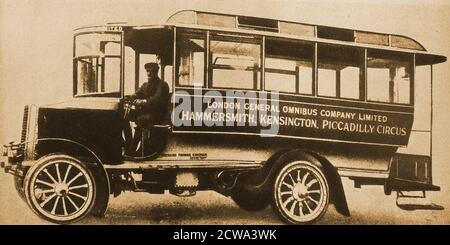 1904 Foto des 1. London General Omnibus Company (LGOC) Dampfmotorbus. Es war auf eine Geschwindigkeit von zwölf Meilen pro Stunde begrenzt. Es lief zwischen Hammersmith, Kensington und Piccadilly Circus. Zwischen 1855 und 1933 war sie der wichtigste Busbetreiber in London und produzierte sogar für kurze Zeit eigene Busse. (Pferdebusse fuhren zu dieser Zeit noch Stockfoto