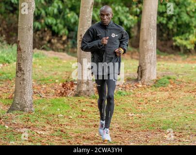 (200929) -- LONDON, 29. September 2020 (Xinhua) -- Eliud Kipchoge aus Kenia trainiert vor dem historischen Elite-only 2020 Virgin Money London Marathon, in London, Großbritannien, am 28. September 2020. Das 40. Rennen findet am 4. Oktober 2020 auf einer Rundstrecke rund um den St James' Park im Zentrum von London statt. (London Marathon Events/Handout via Xinhua) Stockfoto