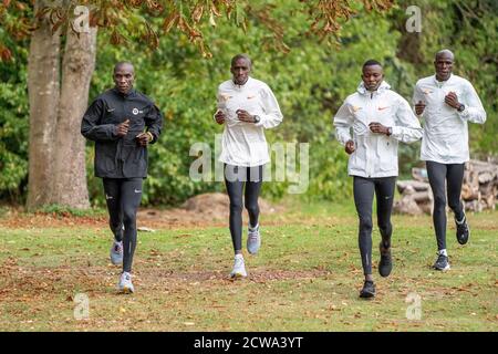 (200929) -- LONDON, 29. September 2020 (Xinhua) -- Eliud Kipchoge aus Kenia (1., L) trainiert neben seinem Schrittmacher vor dem historischen Elite-only 2020 Virgin Money London Marathon, in London, Großbritannien, am 28. September 2020. Das 40. Rennen findet am 4. Oktober 2020 auf einer Rundstrecke rund um den St James' Park im Zentrum von London statt. (London Marathon Events/Handout via Xinhua) Stockfoto