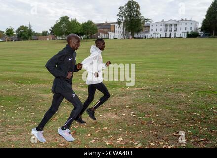 (200929) -- LONDON, 29. September 2020 (Xinhua) -- Eliud Kipchoge aus Kenia (L) trainiert neben seinem Schrittmacher vor dem historischen Elite-only 2020 Virgin Money London Marathon, in London, Großbritannien, am 28. September 2020. Das 40. Rennen findet am 4. Oktober 2020 auf einer Rundstrecke rund um den St James' Park im Zentrum von London statt. (London Marathon Events/Handout via Xinhua) Stockfoto