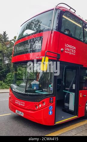 London, Großbritannien - 8. Juli 2020: Der moderne rote Doppeldeckerbus wartet im Zentrum Londons auf die Menschen. Es steht darauf - Piccadilly Circus 94. Eine Person sitzt Stockfoto