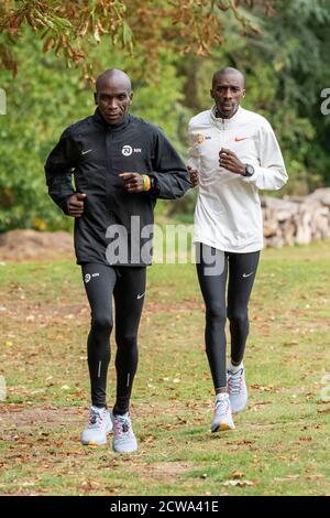 (200929) -- LONDON, 29. September 2020 (Xinhua) -- Eliud Kipchoge aus Kenia (L) trainiert neben seinem Schrittmacher vor dem historischen Elite-only 2020 Virgin Money London Marathon, in London, Großbritannien, am 28. September 2020. Das 40. Rennen findet am 4. Oktober 2020 auf einer Rundstrecke rund um den St James' Park im Zentrum von London statt. (London Marathon Events/Handout via Xinhua) Stockfoto