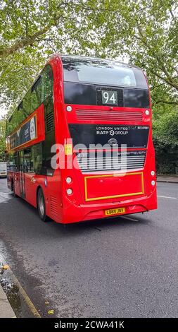 London, Großbritannien - 8. Juli 2020: Der moderne rote Doppeldeckerbus wartet im Zentrum Londons auf die Menschen. Bus 94. Stockfoto