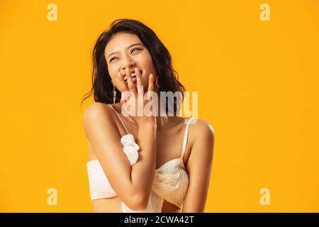 Überreichen Sie Ihren Mund Lächeln einer glücklichen Frau Stockfoto