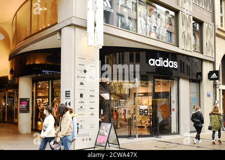 Außenansicht eines adidas Flagship Store in der Sendlinger Straße in München, Sportartikelhersteller, weltweit im - Alamy