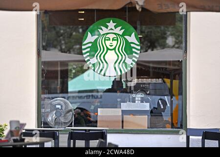 Starbucks Coffee-Filiale, Kaffeehaus am Odeonsplatz in München. Logo, Emblem, Firmenlogo, Firmenemblem. Weltweite Nutzung Stockfoto