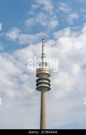 München, Bayern / Deutschland - 17. September 2020: Fernsehturmgebäude in der Innenstadt von München in Bayern Stockfoto