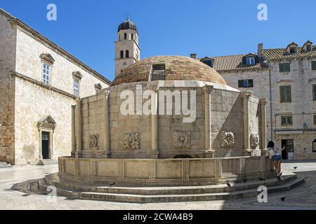 Großer Onofrio-Brunnen auf dem Platz in der Stradun-Straße in Dubrovnik, Kroatien Stockfoto