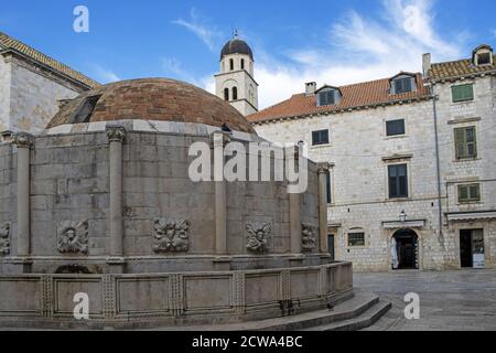 Großer Onofrio-Brunnen auf dem Platz in der Stradun-Straße in Dubrovnik, Kroatien Stockfoto