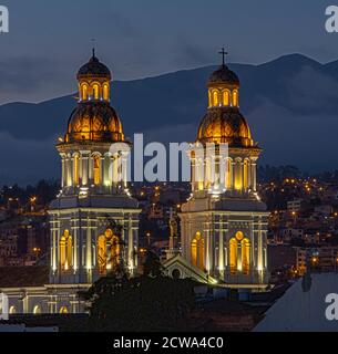 Santo Domingo bei Nacht, als von einem Dach auf Parque Calderon gesehen Stockfoto