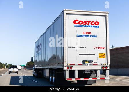 23. September 2020 Livermore / CA / USA - Costco Großhandels-LKW fährt auf der Autobahn in der East San Francisco Bay Area Stockfoto