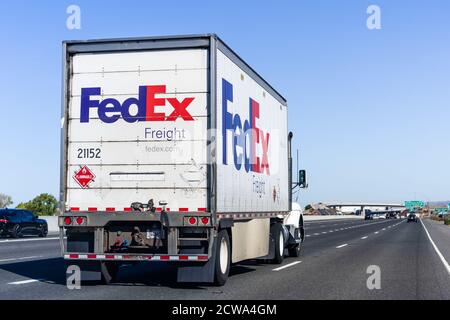 September 23, 2020 Fremont / CA / USA - FedEx LKW fährt auf der Autobahn in East San Francisco Bay Area Stockfoto