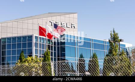 23. September 2020 Fremont / CA / USA - Außenansicht der Tesla Inc Büros und Produktionsstätte in der East San Francisco Bay Area, Silicon Valley Stockfoto