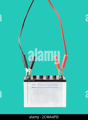 Autobatterie mit Überbrückungskabeln Stockfoto