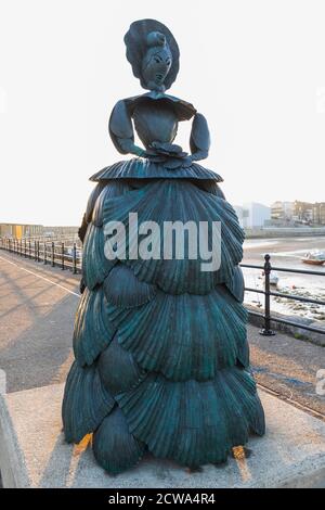 England, Kent, Margate, Bronzestatue von Mrs.Booth die Shell Lady von Margate von Ann Carrington Stockfoto