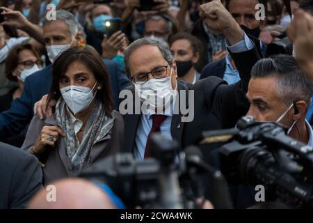 Barcelona, Spanien. September 2020. Quim Torra (C), Anführer der katalanischen Region im Nordosten Spaniens, verlässt am 28. September 2020 den Sant Jaume Platz in Barcelona, Spanien. Der spanische Oberste Gerichtshof bestätigte am Montag ein Urteil, das Quim Torra Verbot, ein öffentliches Amt für eineinhalb Jahre zu halten. Quelle: Joan Gosa/Xinhua/Alamy Live News Stockfoto