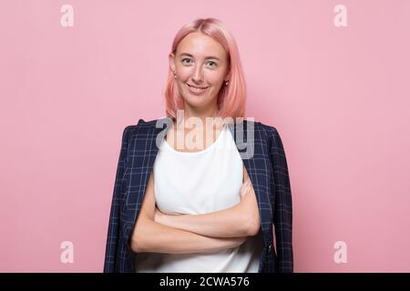 Porträt von glücklichen jungen Geschäftsfrau lächelnd Stockfoto