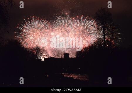 Die Skyline von London wird von einem Feuerwerk beleuchtet Neujahr Stockfoto