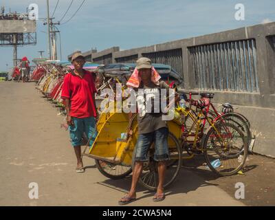 Ambon, Indonesien - Feb, 2018: Becaks, der traditionelle Transport in Indonesien. (Beca, Betjak, Betja oder Beetja). Es ist die indonesische Inkarnation Stockfoto