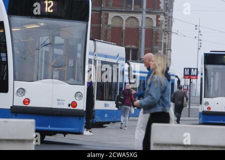 Menschen werden an der Straßenbahnhaltestelle am Hauptbahnhof inmitten der Coronavirus-Pandemie am 28. September 2020 in Amsterdam, Niederlande, gesehen. Der Premierminister Mark Rutte wird heute in der Nacht eine Pressekonferenz abhalten, um bekannt zu geben, welche Maßnahmen zur Bekämpfung der Ausbreitung des Virus insbesondere in den drei großen Städten Amsterdam, Rotterdam und Den Haag ergriffen werden, wo die Infektionen zunehmen. Amsterdam und Den Haag gehören zu den 10 Städten mit den meisten positiven Coronavirus-Fällen pro Kopf der Bevölkerung in Europa, die Liste wird von Paris angeführt, mit 231 Fällen pro 100,000 Menschen und Amsterdam liegt auf dem sechsten Platz mit 19 Stockfoto