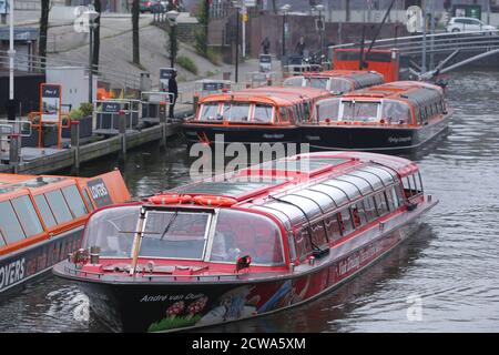 Kreuzfahrtschiffe am Kanal ohne Touristen inmitten der Coronavirus-Pandemie am 28. September 2020 in Amsterdam, Niederlande. Der Premierminister Mark Rutte wird heute in der Nacht eine Pressekonferenz abhalten, um bekannt zu geben, welche Maßnahmen zur Bekämpfung der Ausbreitung des Virus insbesondere in den drei großen Städten Amsterdam, Rotterdam und Den Haag ergriffen werden, wo die Infektionen zunehmen. Amsterdam und Den Haag gehören zu den 10 Städten mit den meisten positiven Coronavirus-Fällen pro Kopf der Bevölkerung in Europa, die Liste wird von Paris angeführt, mit 231 Fällen pro 100,000 Menschen und Amsterdam liegt auf dem sechsten Platz mit 194 Fällen pro 1 Stockfoto