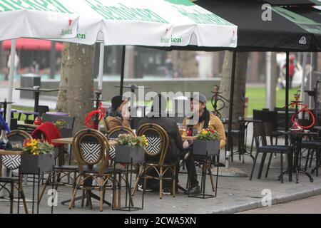 Touristen sitzen auf der Terrasse am Rembrandtplein inmitten der Coronavirus-Pandemie am 28. September 2020 in Amsterdam, Niederlande. Der Premierminister Mark Rutte wird heute in der Nacht eine Pressekonferenz abhalten, um bekannt zu geben, welche Maßnahmen zur Bekämpfung der Ausbreitung des Virus insbesondere in den drei großen Städten Amsterdam, Rotterdam und Den Haag ergriffen werden, wo die Infektionen zunehmen. Amsterdam und Den Haag gehören zu den 10 Städten mit den meisten positiven Coronavirus-Fällen pro Kopf der Bevölkerung in Europa, die Liste wird von Paris angeführt, mit 231 Fällen pro 100,000 Menschen und Amsterdam liegt auf dem sechsten Platz mit 194 Fällen Stockfoto