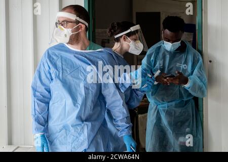 Jerusalem, Israel. September 2020. Medizinische Arbeiter kämpfen um die überwältigende Zunahme der COVID-19-Opfer im Shaare Zedek Medical Center, während Krankenhäuser im ganzen Land um die Kapazitätsgrenze kämpfen. Israel hat bis heute sogar die USA in Coronavirus-Todesfällen pro Kopf übertroffen. Kredit: Nir Alon/Alamy Live Nachrichten Stockfoto