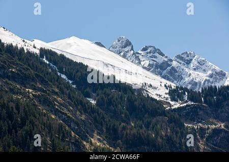 Allgäuer Berge, Oberstdorf, Stillachtal, Baumgrenze, Frühling; Berge, schneit; Bayern, Deutschland Stockfoto