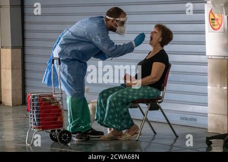 Jerusalem, Israel. September 2020. Die Mitarbeiter werden im Shaare Zedek Medical Center auf COVID-19 getestet, da Krankenhäuser im ganzen Land sich der Kapazitätsgrenze nähern. Israel hat bis heute sogar die USA in Coronavirus-Todesfällen pro Kopf übertroffen. Kredit: Nir Alon/Alamy Live Nachrichten Stockfoto