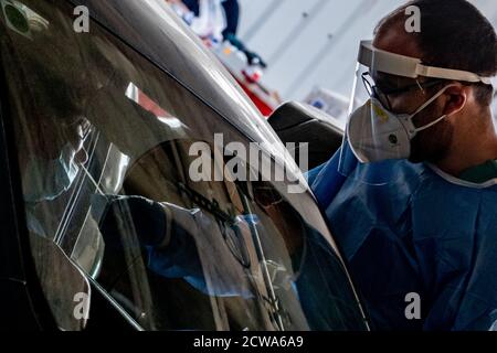 Jerusalem, Israel. September 2020. Die Mitarbeiter werden im Shaare Zedek Medical Center auf COVID-19 getestet, da Krankenhäuser im ganzen Land sich der Kapazitätsgrenze nähern. Israel hat bis heute sogar die USA in Coronavirus-Todesfällen pro Kopf übertroffen. Kredit: Nir Alon/Alamy Live Nachrichten Stockfoto