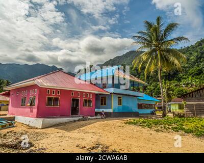 Pasar Kecamatan Pasanea, Indonesien - 15. Februar 2018: Straßen- und Holzhäuser im kleinen Dorf auf der Seram Insel, Zentral-Maluku, Indonesien, Asien Stockfoto