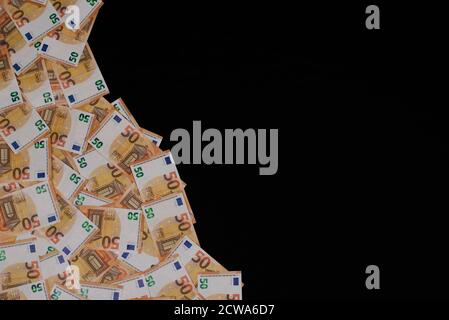 Viele 50-Euro-Banknoten sind über den Boden verteilt. Sie können dies als einzigartigen Hintergrund verwenden. Auch Kopierplatz verfügbar. Stockfoto