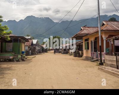 Pasar Kecamatan Pasanea, Indonesien - 15. Februar 2018: Straßen- und Holzhäuser im kleinen Dorf auf der Seram Insel, Zentral-Maluku, Indonesien, Asien Stockfoto